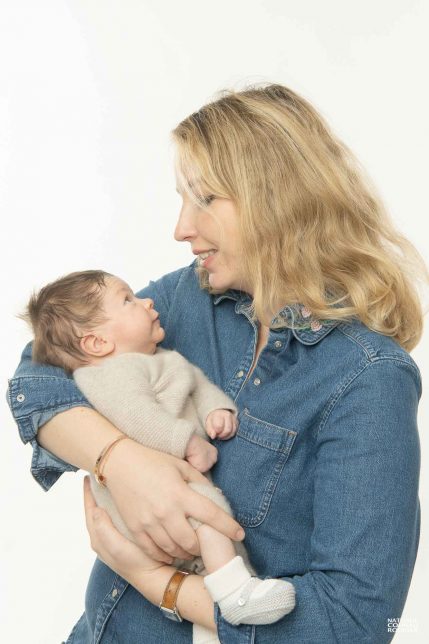 Photo studio Naissance, Maman en pleine discussion avec son nouveau-né qui la regarde intensément