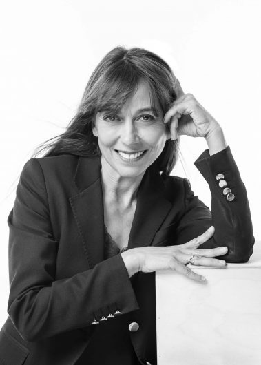 Portrait corporate pro d'une femme assise