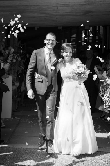 Sortie de la messe de mariage sous les pétales de roses - Photographe Nathalie Courau-Roudier