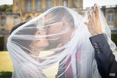 Photos des mariés qui s'embrassent sous le voile de mariage - Photographe Nathalie Courau-Roudier