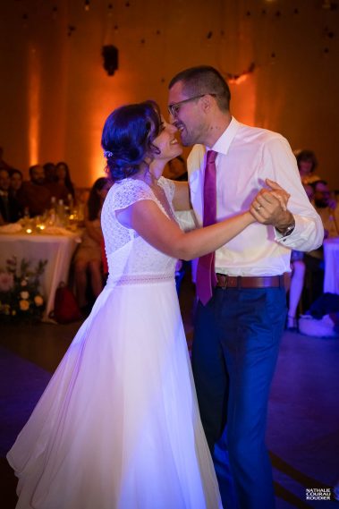 Les mariés ouvrent leur bal de mariage