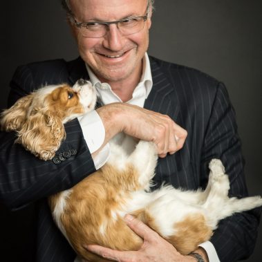 Photo studio d'un chien Cavalier King Charles et son maître