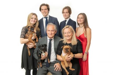 Photo studio d'une grande famille de quatre enfants et 3 chiens
