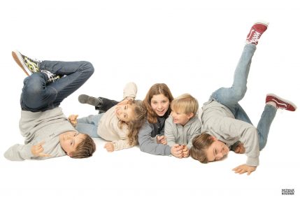 Photo de famille studio sur fond blanc, enfants les pieds en l'air
