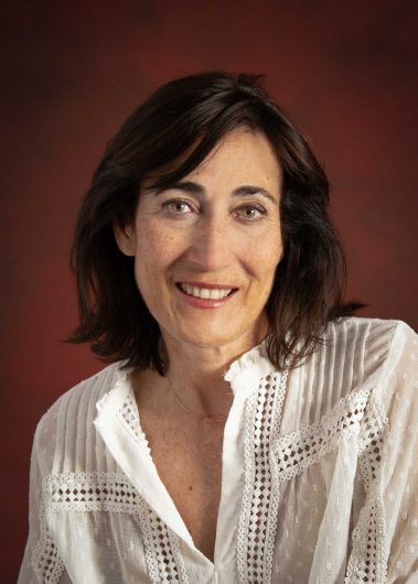 Portrait pro corporate d'une femme sur fond rouge texturé