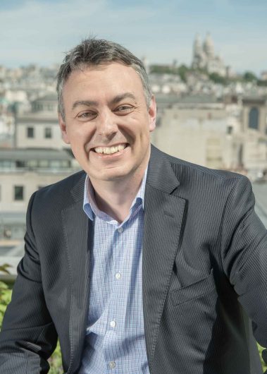 Portrait corporate pro d'un homme devant Montmartre à Paris
