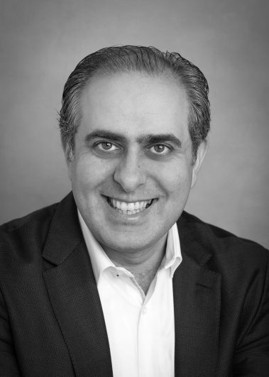 Portrait studio pro corporate pour Doctolib d'un médecin en noir et blanc