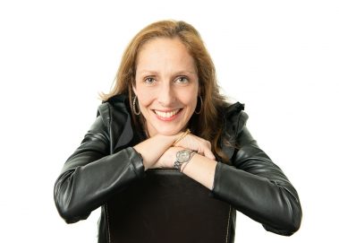 Portrait pro corporate d'une femme à califourchon sur une chaise