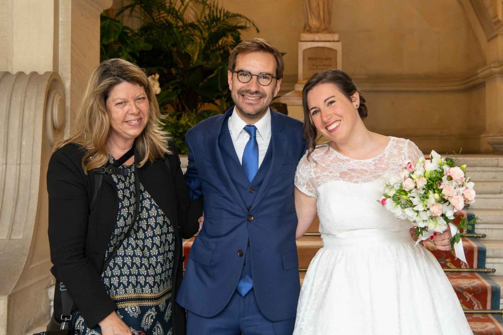Mariage-civil-neuilly-sur-seine-019 Deux mariés et Nathalie Courau à la sortie de la mairie de Neuilly-sur-Seine