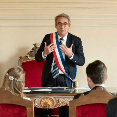 Jean-Christophe Fromentin s'adresse à des mariés à Neuilly-sur-Seine