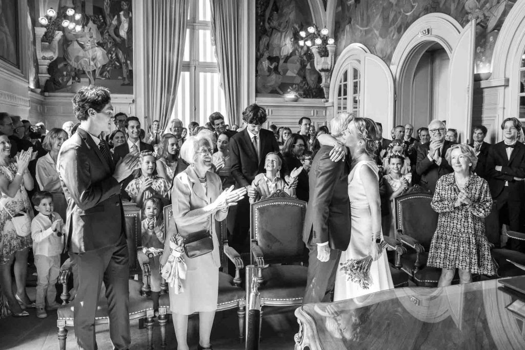 Mariage-civil-neuilly-sur-seine-051 Des mariés s'embrassent à la mairie de Neuilly-sur-Seine