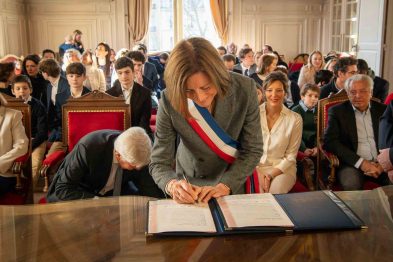 Alexandra Fourcade, adjointe au maire, signe les registres de mariages civils à Neuilly-sur-Seine