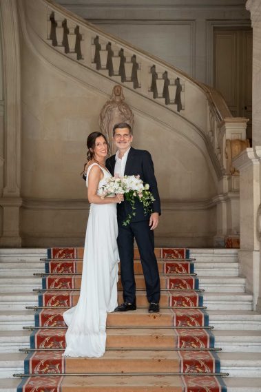 Portraits de mariés dans l'escalier d'honneur de la mairie de Neuilly-sur-Seine