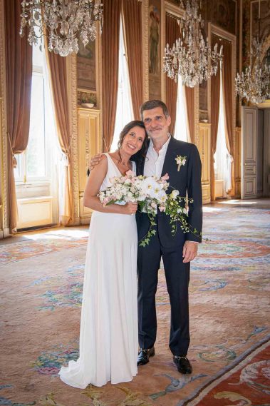 Mariés dans la salle des fêtes de la mairie de Neuilly-sur-Seine