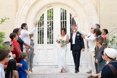 Sortie des mariés côté pile de la Mairie de Neuilly-sur-Seine