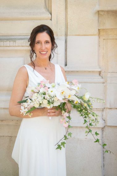 Portrait d'une mariée en extérieur