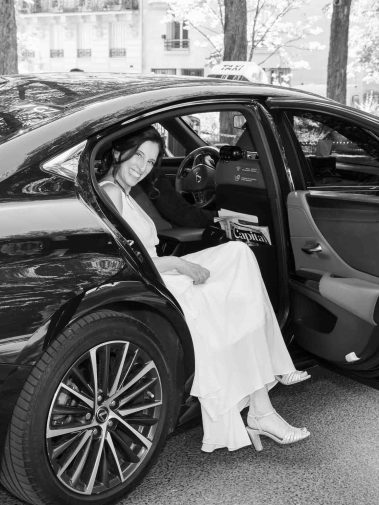Mariée montant dans un taxi